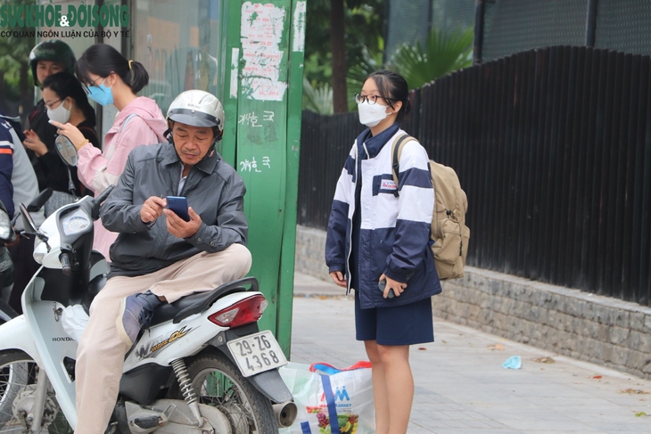 Người Hà Nội 'co rúm' đón không khí lạnh đầu mùa - Ảnh 10.