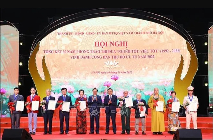 Tặng danh hiệu "Công dân Thủ đô ưu tú" cho 10 cá nhân tiêu biểu năm 2022 - Ảnh 2.