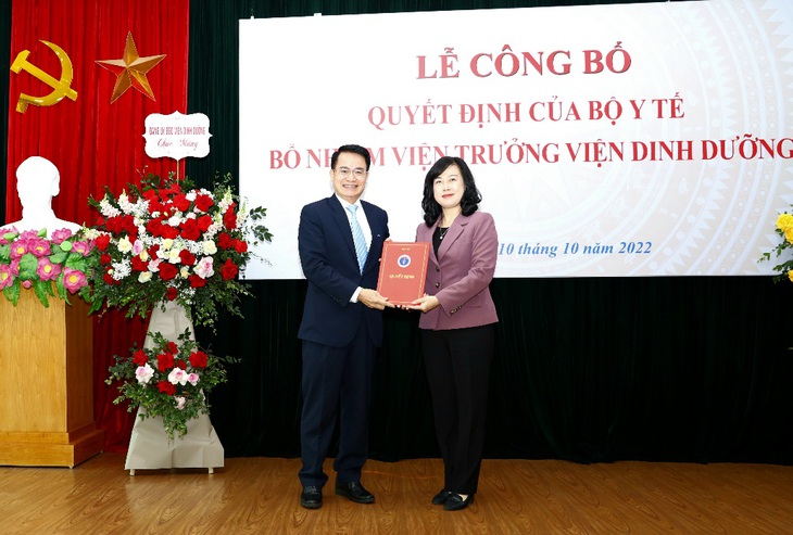 Quyền Bộ trưởng Đào Hồng Lan trao quyết định điều  động, bổ nhiệm Viện trưởng Viện Dinh dưỡng - Ảnh 1.
