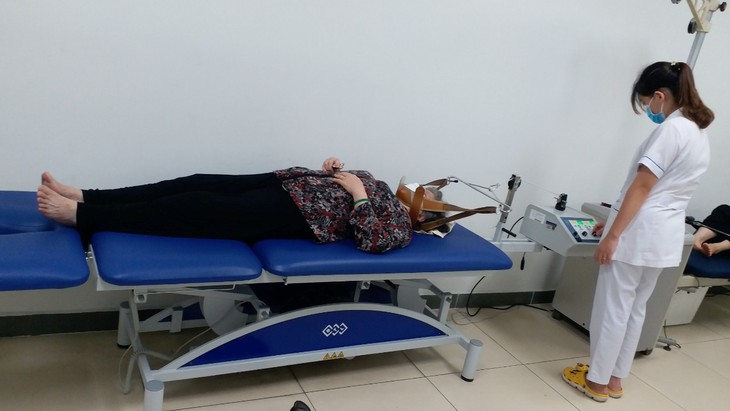 Điều trị bằng máy kéo giãn cột sống trong phục hồi chức năng - Ảnh 2. Điều trị bằng máy kéo giãn cột sống trong phục hồi chức năng - Ảnh 2.