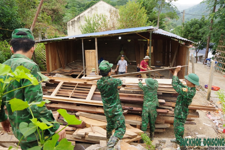 Không để bà con đói rét, ở lại đến khi bà con hết việc chúng tôi trở về - Ảnh 4. Không để bà con đói rét, ở lại đến khi bà con hết việc chúng tôi trở về - Ảnh 4.