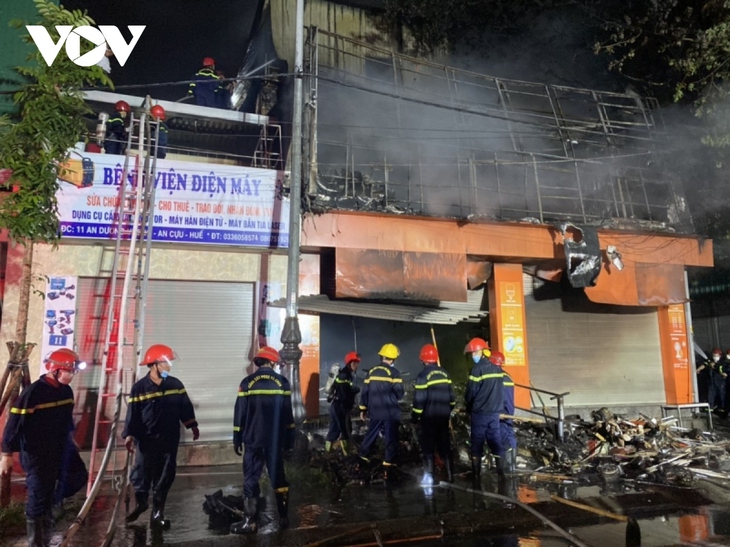 Cảnh sát cứu hỏa nhặt được nhiều vàng khi chữa cháy ở Huế - Ảnh 1.