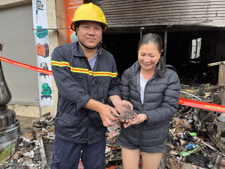 Cảnh sát cứu hỏa nhặt được nhiều vàng khi chữa cháy ở Huế - Ảnh 2.