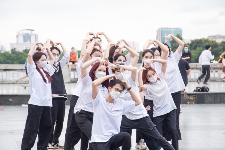 Màn Flashmob Vũ điệu 2K+ của 50 sinh viên đại học "hâm nóng" bầu không khí Công viên Thống Nhất - Ảnh 2.