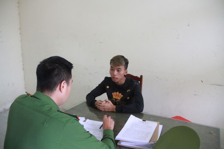 Tạm giữ 12 thanh niên mang hung khí, vô cớ đâm người đi đường - Ảnh 5. Tạm giữ 12 thanh niên mang hung khí, vô cớ đâm người đi đường - Ảnh 5.