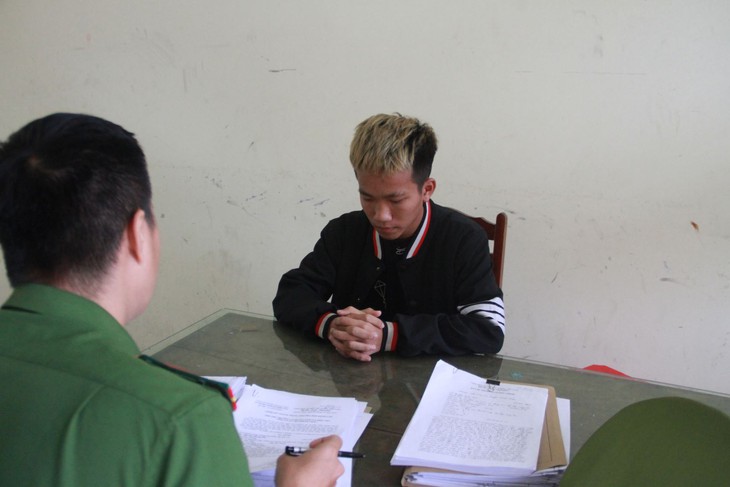 Tạm giữ 12 thanh niên mang hung khí, vô cớ đâm người đi đường - Ảnh 4. Tạm giữ 12 thanh niên mang hung khí, vô cớ đâm người đi đường - Ảnh 4.