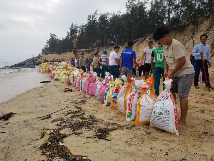 Hàng trăm chiến sĩ cùng người dân oằn mình vác bao cát gia cố bờ biển sạt lở - Ảnh 8. Hàng trăm chiến sĩ cùng người dân oằn mình vác bao cát gia cố bờ biển sạt lở - Ảnh 8.