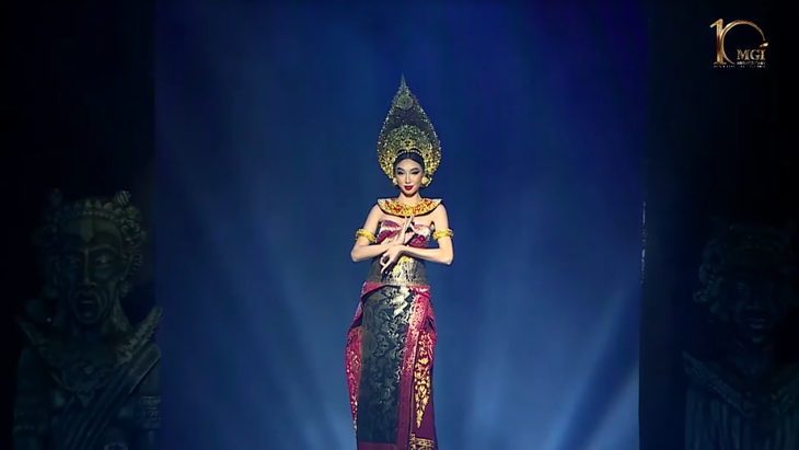"Đọ" thần thái nữ thần của Thùy Tiên và Đoàn Thiên Ân trong trang phục Bali - Ảnh 1.