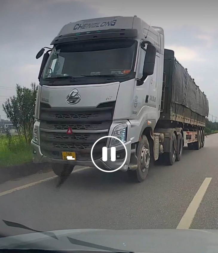 Xử lý lái xe đầu kéo đi ngược chiều trên đường cao tốc - Ảnh 1. Xử lý lái xe đầu kéo đi ngược chiều trên đường cao tốc - Ảnh 1.