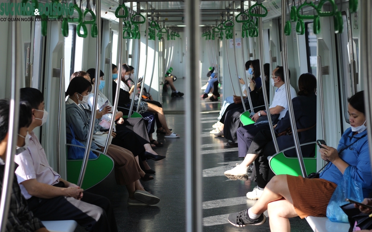 Tàu  trên cao Cát Linh - Hà Đông chật kín hành khách vào giờ cao điểm