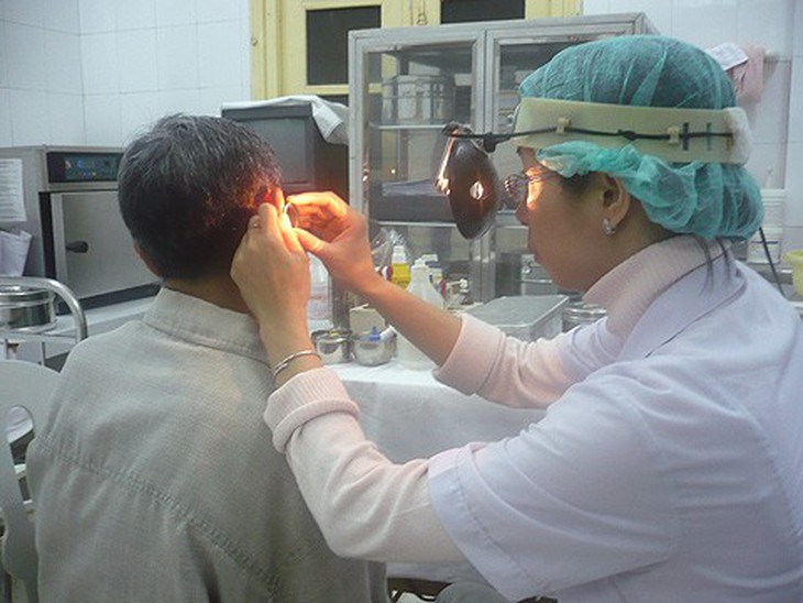 Khi bị ù tai kèm theo các triệu chứng như chóng mặt, nghe kém, đau đầu, đau buốt tai, tai chảy dịch bất thường nên đến các cơ sở y tế để phát hiện sớm và điều trị kịp thời.