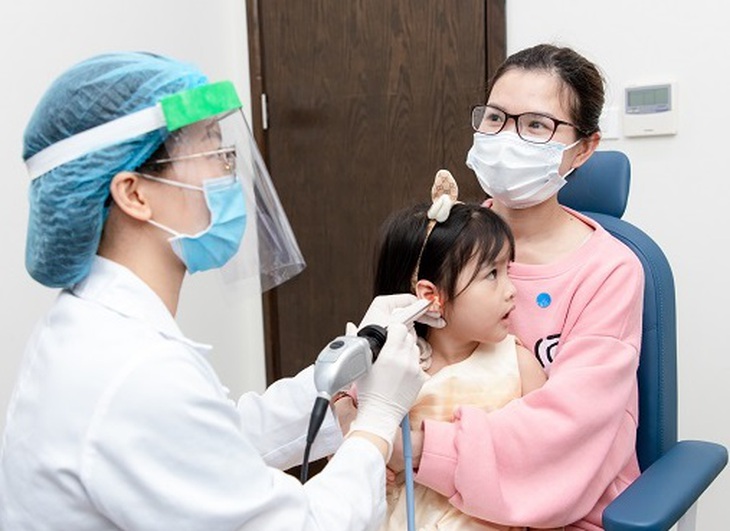 Viêm tai ứ dịch có thể bị bội nhiễm gây biến chứng viêm tai giữa ứ mủ mạn tính, gây thủng màng tai, ứ dịch kéo dài.