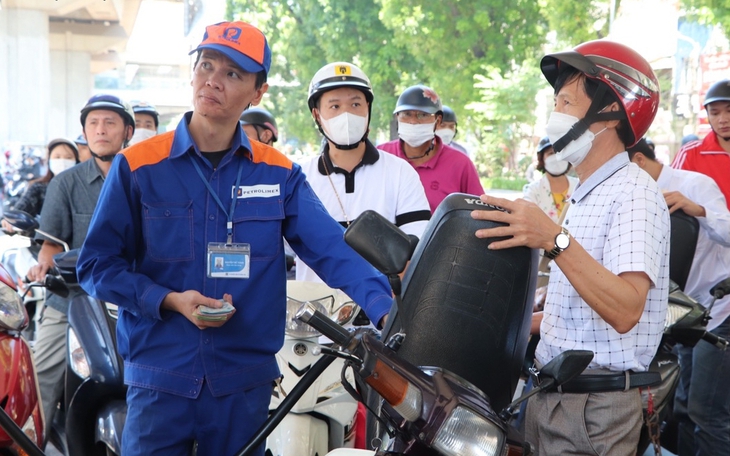 Phó Thủ tướng yêu cầu xử lý nghiêm việc "găm hàng", buôn lậu xăng dầu