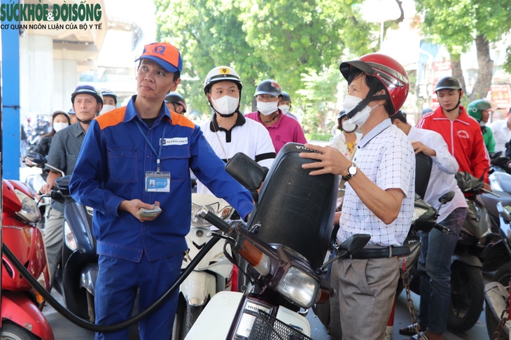 Phó Thủ tướng yêu cầu xử lý nghiêm đối với việc 'găm hàng', buôn lậu xăng dầu - Ảnh 2. Phó Thủ tướng yêu cầu xử lý nghiêm đối với việc 'găm hàng', buôn lậu xăng dầu - Ảnh 2.