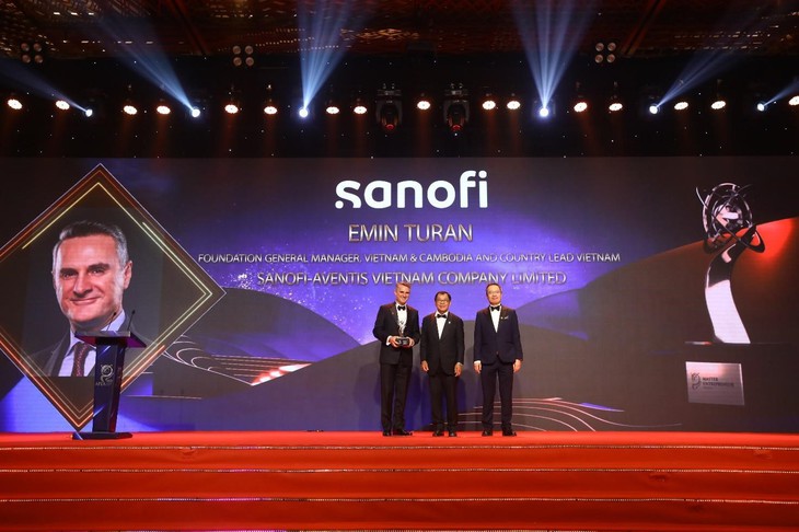 Ông Emin Turan - Tổng Giám đốc Sanofi Việt Nam được vinh danh "Doanh nhân Xuất sắc Châu Á 2022" - Ảnh 1.