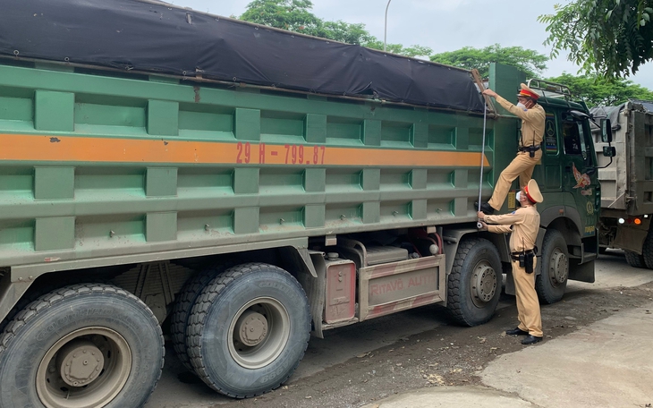 CSGT Hà Nội phạt hơn 3.200 trường hợp xe quá khổ, quá tải