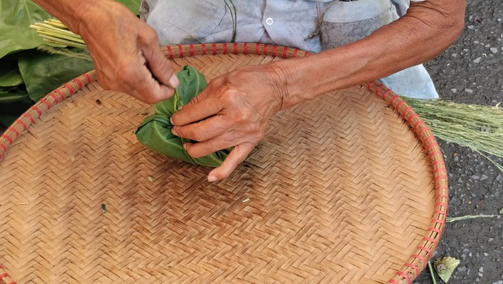 Cốm đặc sản của Hà Nội trong tiết thu khiến nhiều người mê đắm - Ảnh 3.