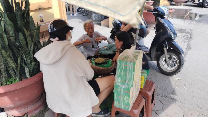 Cốm đặc sản của Hà Nội trong tiết thu khiến nhiều người mê đắm - Ảnh 5.