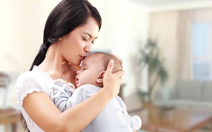 Sau sinh mẹ có nên bịt tai?