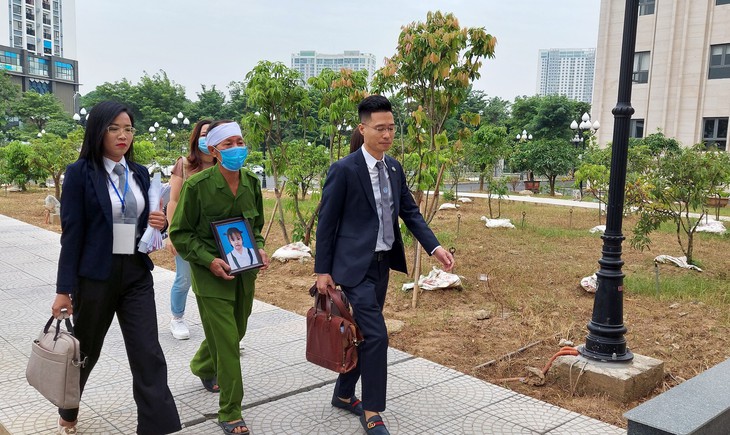 Kẻ đóng đinh vào đầu bé gái 3 tuổi bị dẫn giải đến tòa - Ảnh 2. Kẻ đóng đinh vào đầu bé gái 3 tuổi bị dẫn giải đến tòa - Ảnh 2.