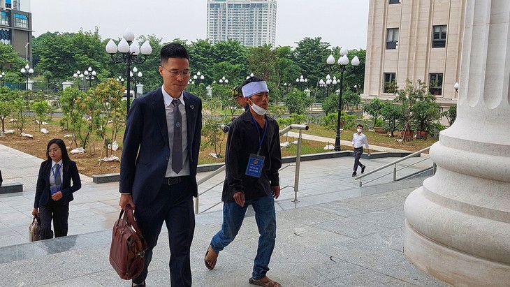 Kẻ đóng đinh vào đầu bé gái 3 tuổi bị dẫn giải đến tòa - Ảnh 3. Kẻ đóng đinh vào đầu bé gái 3 tuổi bị dẫn giải đến tòa - Ảnh 3.