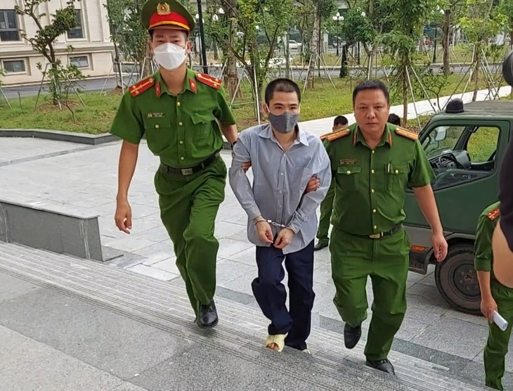 Kẻ đóng đinh vào đầu bé gái 3 tuổi bị dẫn giải đến tòa - Ảnh 1. Kẻ đóng đinh vào đầu bé gái 3 tuổi bị dẫn giải đến tòa - Ảnh 1.