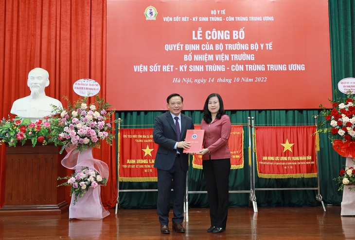 Quyền Bộ trưởng Đào Hồng Lan trao quyết định điều động, bổ nhiệm Viện trưởng Viện Sốt rét – Ký sinh trùng – Côn trùng TW - Ảnh 1.