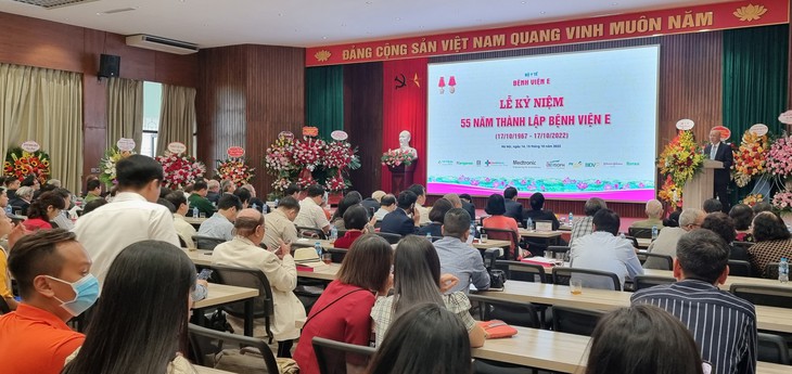 Từ 100 cán bộ ban đầu với 40 ngôi nhà tranh, Bệnh viện E vươn lên trở thành điểm sáng của ngành y tế - Ảnh 1. Từ 100 cán bộ ban đầu với 40 ngôi nhà tranh, Bệnh viện E vươn lên trở thành điểm sáng của ngành y tế - Ảnh 1.