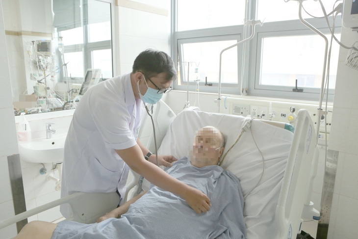 Người đàn ông ngoại quốc mắc sốt rét ác tính, nhóm máu hiếm Rh (-) thoát chết - Ảnh 1.