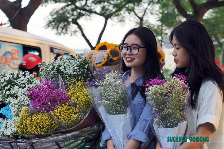 Đẹp ngỡ ngàng những chiếc xe hoa chở mùa qua phố - Ảnh 2.