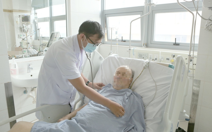 Người đàn ông ngoại quốc có nhóm máu hiếm, mắc sốt rét ác tính thoát chết