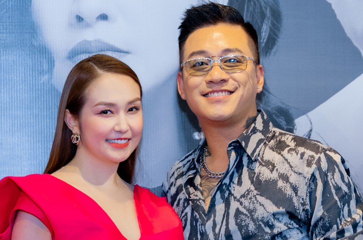Vợ chủ tịch kém 12 tuổi của Tuấn Hưng: 'Ông xã lãng mạn hơn tôi!' - Ảnh 1. Vợ chủ tịch kém 12 tuổi của Tuấn Hưng: 'Ông xã lãng mạn hơn tôi!' - Ảnh 1.