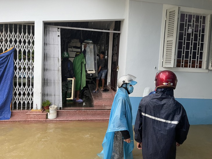 Thừa Thiên Huế mưa lớn, nhiều nơi ngập lụt, di dời hàng nghìn hộ dân - Ảnh 3.
