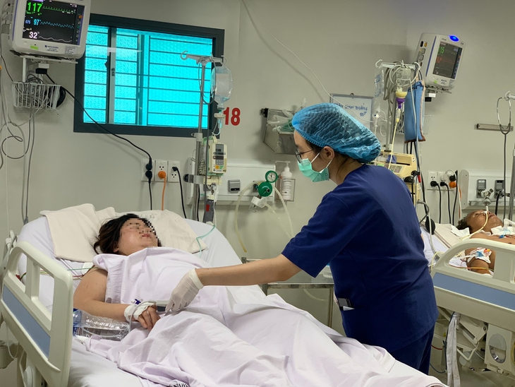 Bệnh nhân sốt xuất huyết năm nay vào sốc sớm, tái sốc nhiều - Ảnh 3. Bệnh nhân sốt xuất huyết năm nay vào sốc sớm, tái sốc nhiều - Ảnh 3.