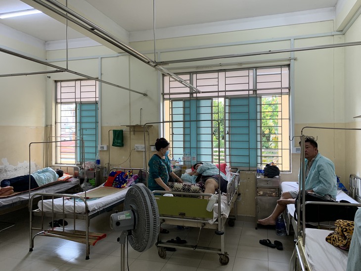 Bệnh nhân sốt xuất huyết năm nay vào sốc sớm, tái sốc nhiều - Ảnh 2. Bệnh nhân sốt xuất huyết năm nay vào sốc sớm, tái sốc nhiều - Ảnh 2.