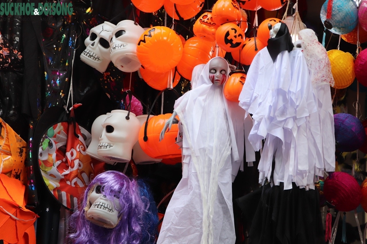 Đồ chơi kinh dị 'đổ bộ' phố Hàng Mã trước thềm Halloween - Ảnh 3.