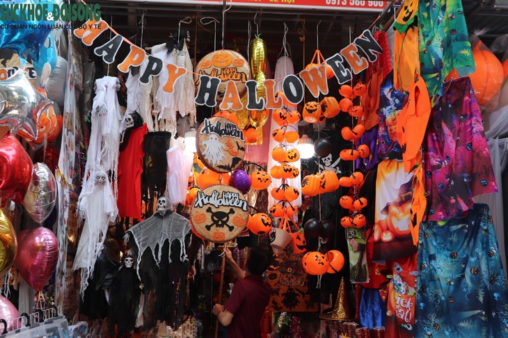 Đồ chơi kinh dị 'đổ bộ' phố Hàng Mã trước thềm Halloween - Ảnh 1.