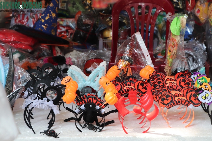 Đồ chơi kinh dị 'đổ bộ' phố Hàng Mã trước thềm Halloween - Ảnh 8.