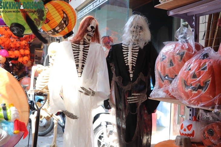 Đồ chơi kinh dị 'đổ bộ' phố Hàng Mã trước thềm Halloween - Ảnh 6.