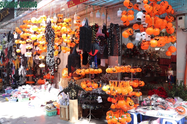 Đồ chơi kinh dị 'đổ bộ' phố Hàng Mã trước thềm Halloween - Ảnh 4.