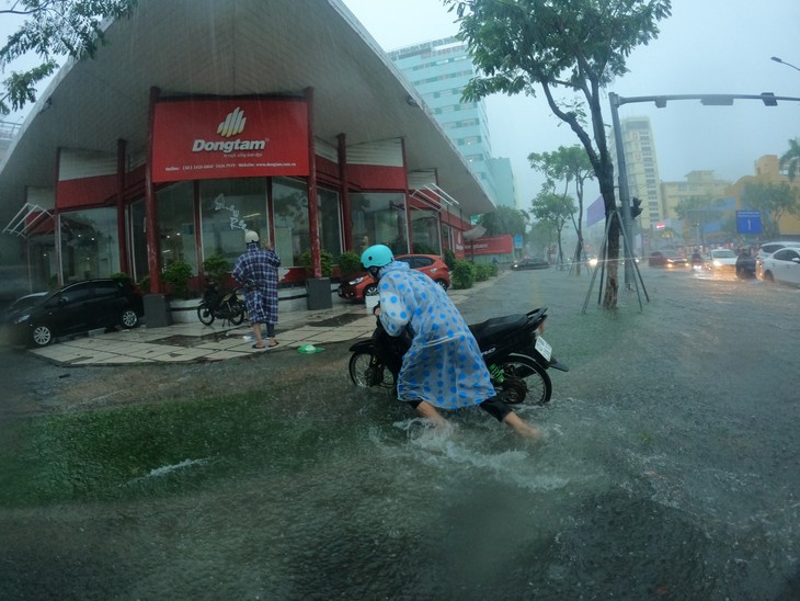Áp thấp nhiệt đới suy yếu, từ Quảng Trị đến Quảng Ngãi có mưa to đến rất to - Ảnh 1. Áp thấp nhiệt đới suy yếu, từ Quảng Trị đến Quảng Ngãi có mưa to đến rất to - Ảnh 1.