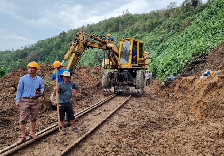 Đường sắt Bắc - Nam thông tuyến sau gần 2 ngày gián đoạn vì mưa bão - Ảnh 3.