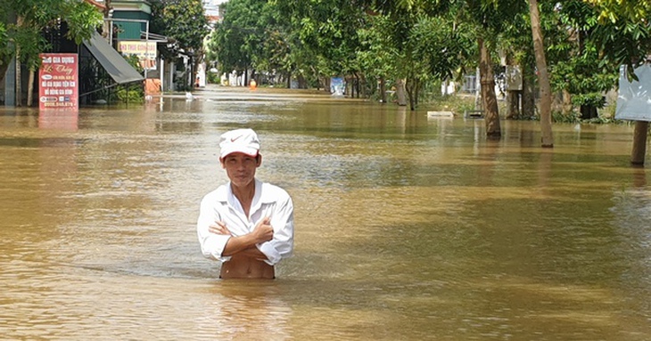 Nước ngập mênh mông, người dân vùng “rốn lũ” Quảng Bình lo ngại lũ chồng lũ