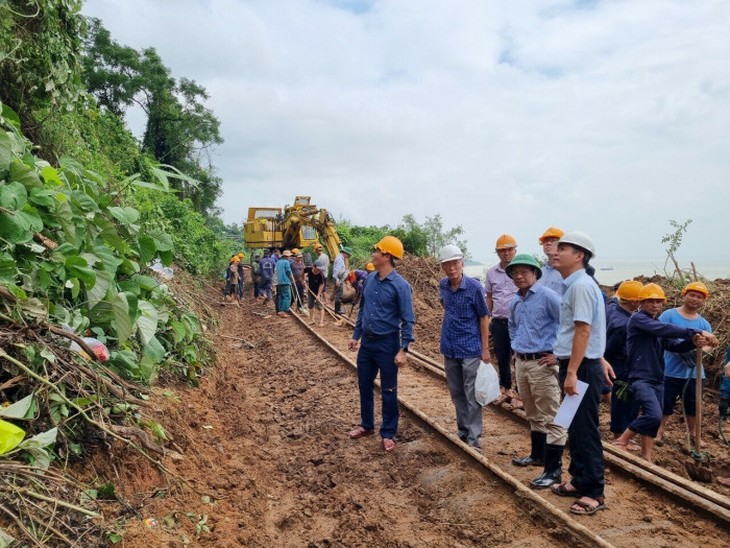 Đường sắt Bắc - Nam thông tuyến sau gần 2 ngày gián đoạn vì mưa bão - Ảnh 2.