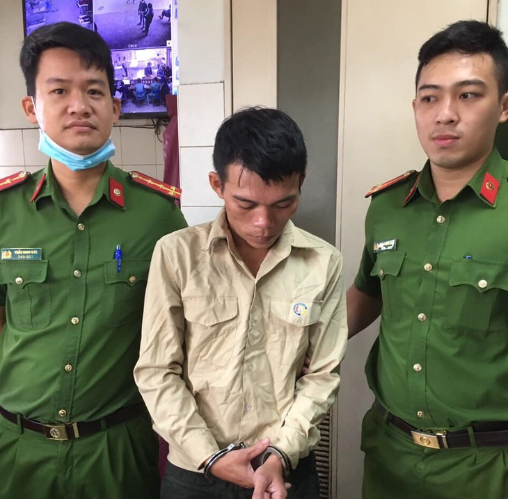 Bắt 2 đối tượng lợi dụng mưa lũ lẻn vào bệnh viện trộm tài sản - Ảnh 1.