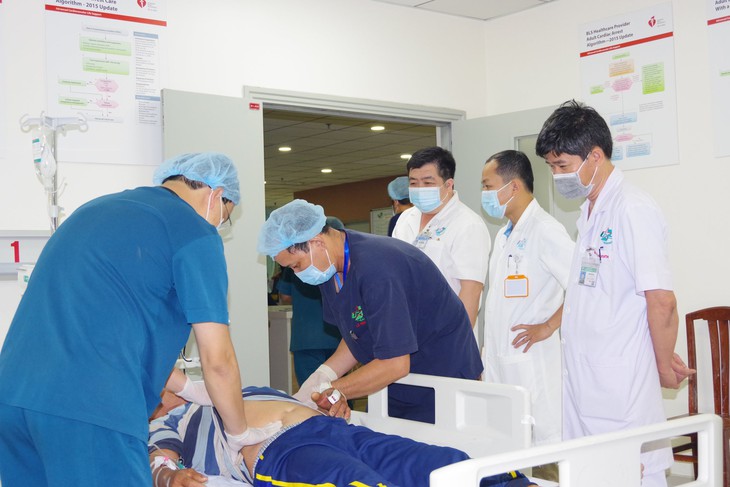 Trực thăng đưa bệnh nhân bị đột quỵ não từ Trường Sa về đất liền điều trị - Ảnh 2.
