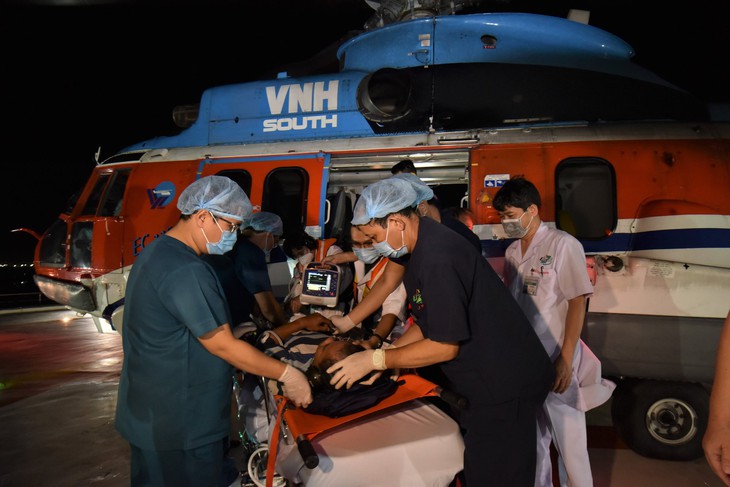 Trực thăng đưa bệnh nhân bị đột quỵ não từ Trường Sa về đất liền điều trị - Ảnh 1.