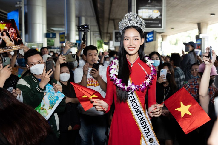 Bảo Ngọc rạng rỡ về nước sau đăng quang Hoa hậu Liên lục địa 2022 - Ảnh 8. Bảo Ngọc rạng rỡ về nước sau đăng quang Hoa hậu Liên lục địa 2022 - Ảnh 8.