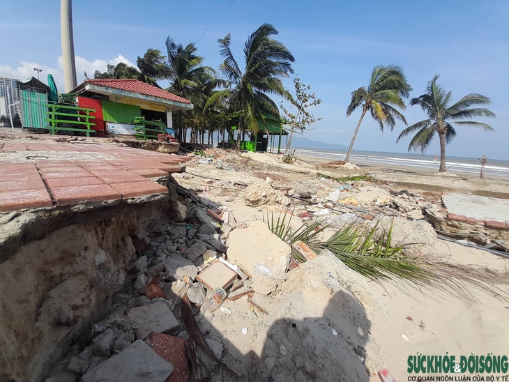 Bờ biển Đà Nẵng ra sao sau những trận mưa, lũ liên tiếp? - Ảnh 1.