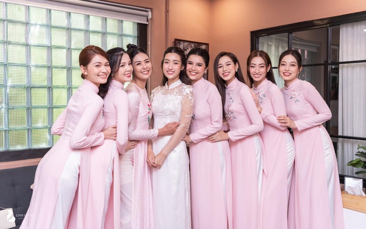 Hoa hậu Đỗ Mỹ Linh xinh đẹp trong lễ ăn hỏi với con trai bầu Hiển